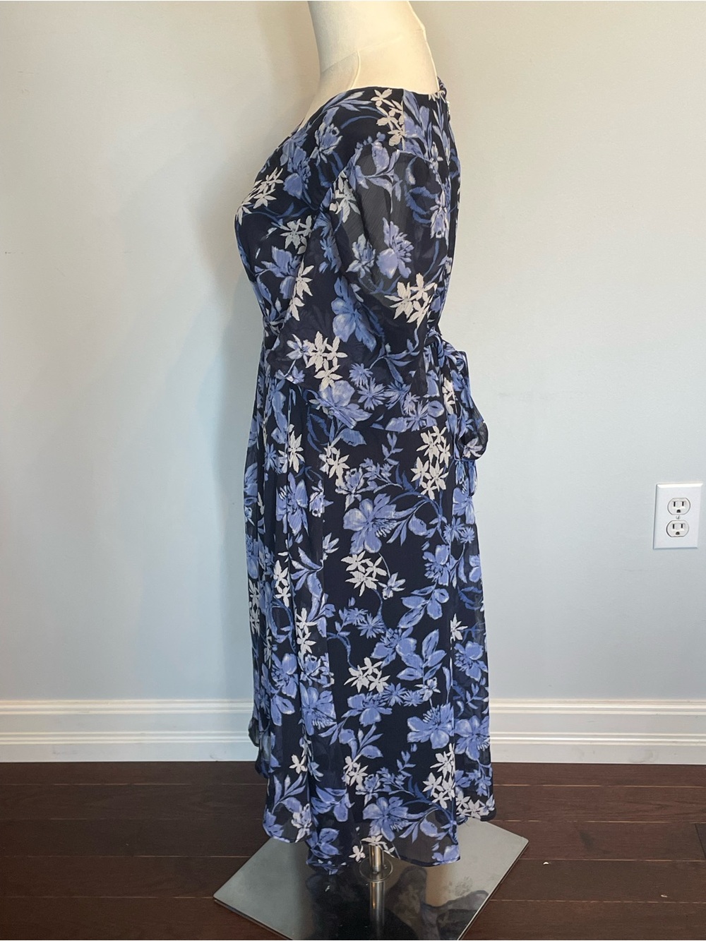 Tommy Hilfiger Navy Floral V-Neck Midi Dress - Picture 3 of 14